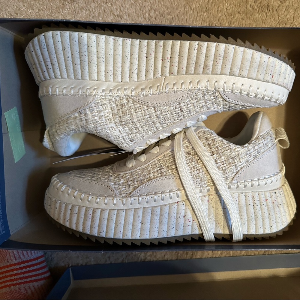 Universal thread sneakers
